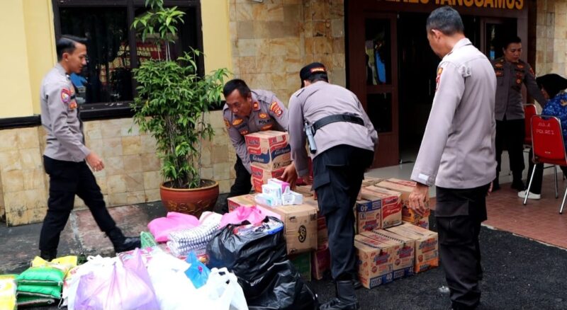 Persiapan pengiriman hasil penggalangan donasi Polres Tanggamus untuk korban bencana Sumut dan Aceh, Selasa 2 Desember 2025 | Dok. Humas Polres Tanggamus.