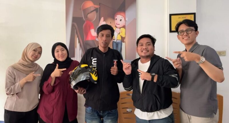 Ojol Maxim Dwi Wioko menerima jaket khusus berlogo Garuda penghargaan Best Driver of The Month Maxim | Dok. Maxim