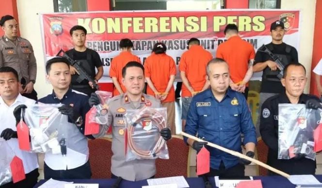 Keempat tersangka yang dihadirkan dalam konferensi pers Polsek Batu Ampar, Batam Kota, Kepulauan Riau, Senin 1 Desember 2025.