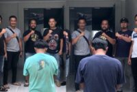Kedua tersangka yang ditangkap Polres Tanggamus, Senin 1 Desember 2025 | Dok. Humas Polres Tanggamus.