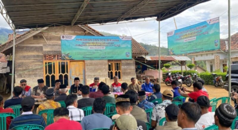 Syukuran management PGE Ulu Belu bersama warga serta kontraktor usai selesaikan pembangunan Jalan Kemis penghubung Pekon Muara Dua ke Pekon Ngarip, Selasa 2 Desember 2025 |