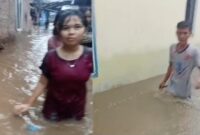 Warga saat melintasi jalanan lingkungan yang banjir di Lingkungan Kapuran, Pasar Madang, Kota Agung, Tanggamus, Rabu 3 Desember 2025, sore | warga/Media Prioritastv.com.