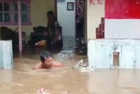 Warga Kapuran, Pasar Madang, Kota Agung, Tanggamus saat berusaha menutup jalur air yang masuk rumahnya, Rabu 3 Desember 2025 | warga/Media Prioritastv.com.
