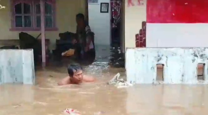 Warga Kapuran, Pasar Madang, Kota Agung, Tanggamus saat berusaha menutup jalur air yang masuk rumahnya, Rabu 3 Desember 2025 | warga/Media Prioritastv.com.