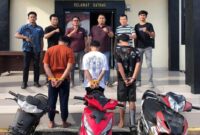 Ketiga tersangka pencurian sepeda motor di dua TKP Pulau Panggung saat berada di Mapolsek setempat, Kamis 4 Desember 2025 | Dok. Humas Polres Tanggamus.