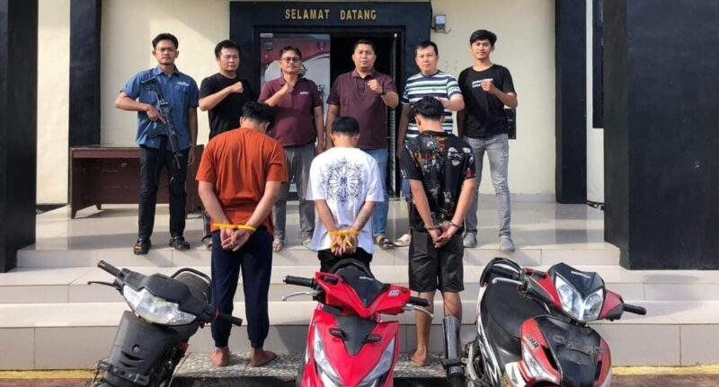 Ketiga tersangka pencurian sepeda motor di dua TKP Pulau Panggung saat berada di Mapolsek setempat, Kamis 4 Desember 2025 | Dok. Humas Polres Tanggamus.