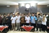 Sekretaris Kesbangpol Tanggamus Suyanto didampingi Ketua FPK Tanggamus WD Fatchurrochman Syam dan peserta Serasehan keragaman budaya yang di gelar oleh FPK di Aula Hotel 21 Gisting, Rabu (03/12/2025) | Herdi/Media Prioritastv.com.