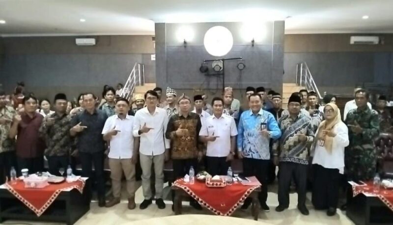 Sekretaris Kesbangpol Tanggamus Suyanto didampingi Ketua FPK Tanggamus WD Fatchurrochman Syam dan peserta Serasehan keragaman budaya yang di gelar oleh FPK di Aula Hotel 21 Gisting, Rabu (03/12/2025) | Herdi/Media Prioritastv.com.