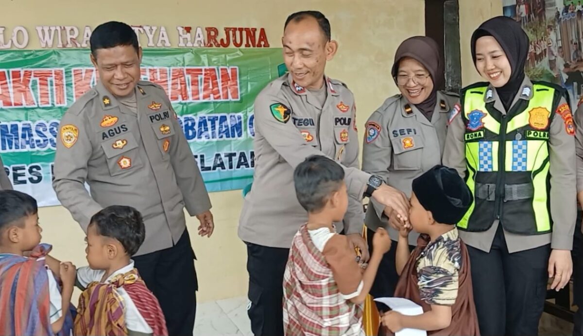Bocah kembar Aldi-Aldi usai mengikuti sunat massal di Polsek Penengahan, Lampung Selatan, Kamis 4 November 2025.