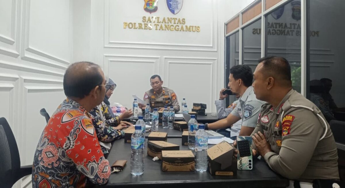 Kasat Lantas Polres Tanggamus Iptu Rudi Khisbiyantoro saat pimpin rapat bersama lima pilar keselamatan jalan di ruang kerjanya, Kamis 4 Desember 2025.