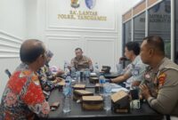 Kasat Lantas Polres Tanggamus Iptu Rudi Khisbiyantoro saat pimpin rapat bersama lima pilar keselamatan jalan di ruang kerjanya, Kamis 4 Desember 2025.