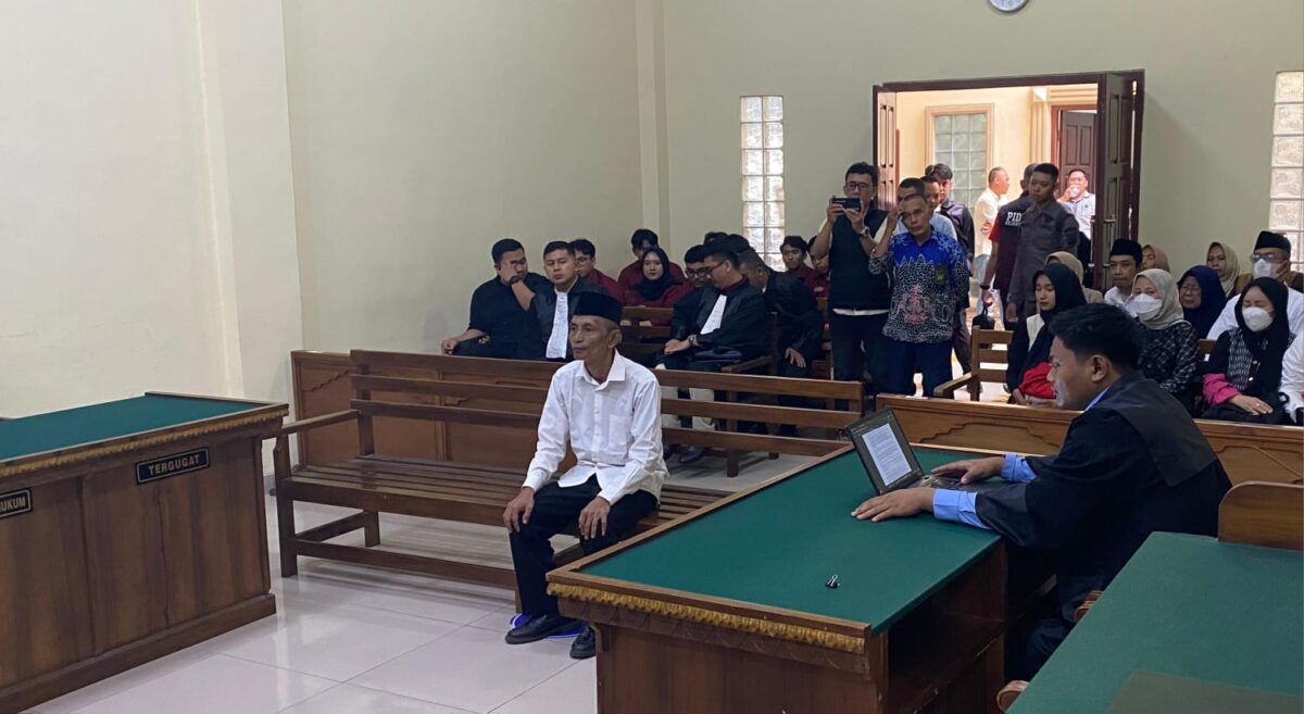 Gunarto, Kakon Sukoharjo 3 Barat, Sukoharjo Pringsewu Tahun 2023 saat mengikuti sidang dakwaan atas dugaan kasus korupsi di Pengadilan Tipikor PN Tanjung Karang, Kamis 4 Desember 2024 | Dok. Kejari Pringsewu.