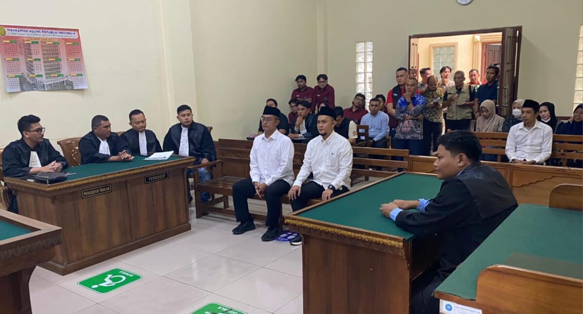 Kedua terdakwa Bimtek Peningkatan Wawasan Kebangsaan dan Bela Negara serta Studi Tiru bagi Aparatur Desa Kabupaten Pringsewu Tahun 2024 saat mengikuti persidangan di Pengadilan Tipikor pada Pengadilan Negeri Tanjung Karang Kelas IA, Kamis (4/12/2025) sekitar pukul 14.00 WIB | Dok. Kejari Pringsewu.