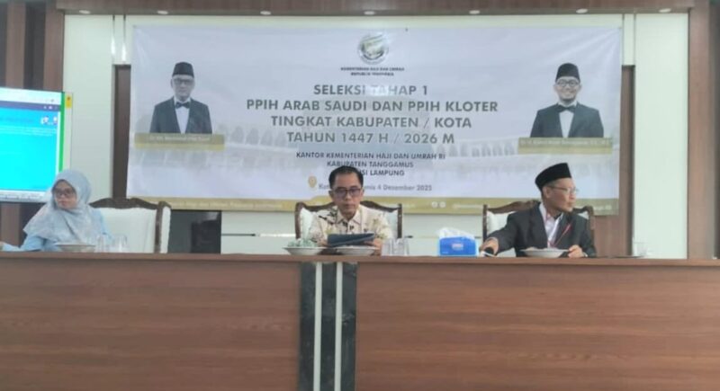 Plt Kepala Kantor Kementrian Haji dan Umroh Tanggamus H. Nursaad bersama Kepala Kantor Kamenag Tanggamus Dr. H. Mahmuddin Aris Rayusman dan Tim Monev Kanwil Kementruan Haji dan Umroh Hj. Liswati saat memimpin seleksi PPIH Arab Saudi dan PPIH Kloter tingkat Kabupaten/Kota tahun 1447/2026 di Aula Kantor Kementrian Haji dan Umroh Kota Agung, Kamis (04/12/2025) | Herdi/Media Peioritastv.com.