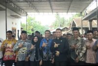 Anggota DPRD Tanggamus Fraksi PAN Indra Sunandar melaksanakan foto bersama Wabup Agus Suranto dan masyarakat selepas kegiatan Reses 1 masa sidang tahun 2025 di Pekon Kanyangan Kecamatan Kota Agung Barat, Kamis 4 Desember 2025 | Herdi/Media Prioritastv.com.