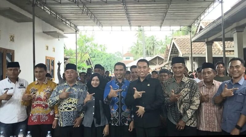 Anggota DPRD Tanggamus Fraksi PAN Indra Sunandar melaksanakan foto bersama Wabup Agus Suranto dan masyarakat selepas kegiatan Reses 1 masa sidang tahun 2025 di Pekon Kanyangan Kecamatan Kota Agung Barat, Kamis 4 Desember 2025 | Herdi/Media Prioritastv.com.