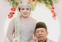 Shela dan Mbah Tarman, pasutri yang terpaut usia 50 tahun, yang menikah dengan mahar fantastis Rp 3 miliar berupa cek | Dok. Tangkapan layar video.