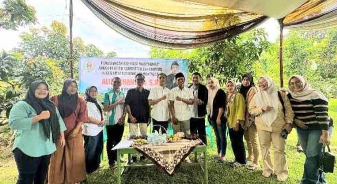 Foto bersama Alief Chandra bersama warga usai reses di Pekon Argopeni, Sumberejo, Jumat 5 Desember 2025.