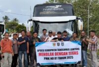Rombongan DPC Apdesi Tanggamus saat persiapan bertolak ke Jakarta dimulai dari Rest Area Pugung, Minggu 7 Desember 2025, sore.
