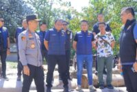 Kapolda Lampung Irjenpol Helfi Asegaf saat meninjau langsung lokasi dugaan pembalakan liar di Pesisir Barat, Minggu 7 Desember 2025 | Dok. Humas Polda Lampung.