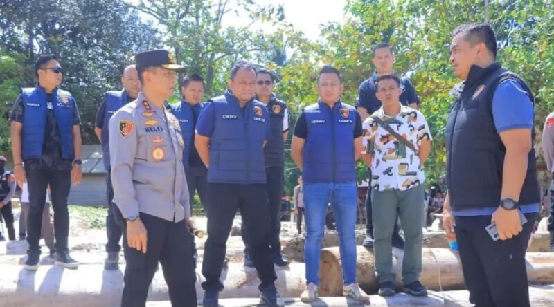 Kapolda Lampung Irjenpol Helfi Asegaf saat meninjau langsung lokasi dugaan pembalakan liar di Pesisir Barat, Minggu 7 Desember 2025 | Dok. Humas Polda Lampung.
