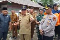 Bupati Tanggamus H. Moh. Saleh Asnawi bersama Forkopimda saat meninjau lokasi jebolnya tanggul di Kali Bego, Lk. Kapuran, Kel. Pasar Madang, Kota Agung, Senin 8 Desember 2025 | Herdi/Media Prioritastv.com.