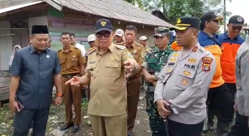 Bupati Tanggamus H. Moh. Saleh Asnawi bersama Forkopimda saat meninjau lokasi jebolnya tanggul di Kali Bego, Lk. Kapuran, Kel. Pasar Madang, Kota Agung, Senin 8 Desember 2025 | Herdi/Media Prioritastv.com.