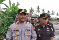 Kapolres Tanggamus AKBP Rahmad Sujatmiko bersama Forkopimda saat meninjau tanggul jebol di Kali Bego, Lingkungan Kapuran, Pasar Madang, Kota Agung, Senin 8 Desember 2025 | Herdi/Media Prioritastv.com.