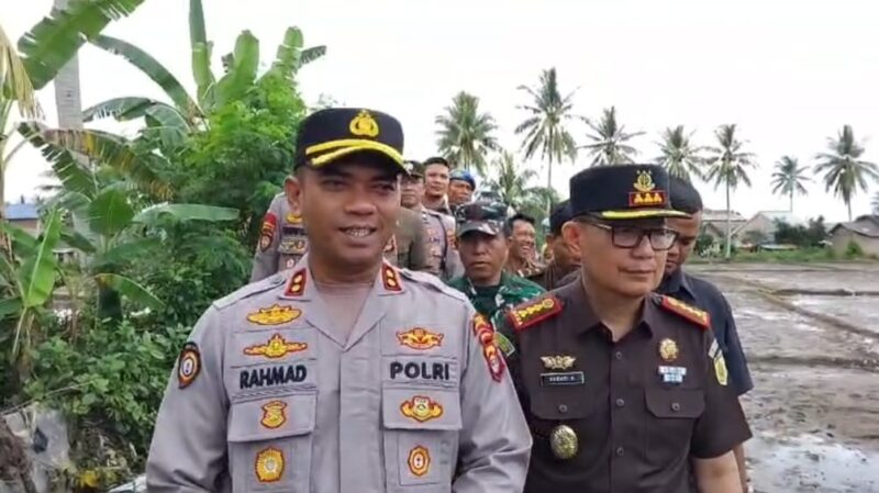 Kapolres Tanggamus AKBP Rahmad Sujatmiko bersama Forkopimda saat meninjau tanggul jebol di Kali Bego, Lingkungan Kapuran, Pasar Madang, Kota Agung, Senin 8 Desember 2025 | Herdi/Media Prioritastv.com.