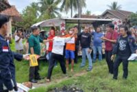 Adegan saat Misno  mertua tersangka, memisahkan dan melerai saat adegan penyerangan diperagakan dalam rekonstruksi pembunuhan di Dusun Bulusari, Pekon Bulukarto, Gadingrejo, Pringsewu, Senin 8 Desember 2025 | Laila/Media Prioritastv.com.