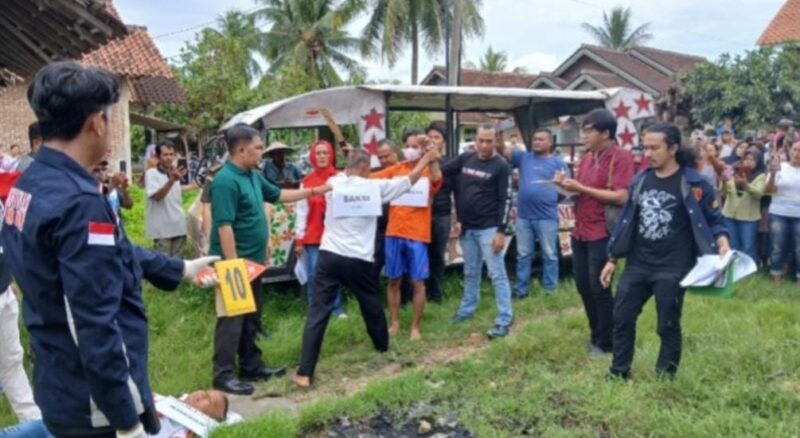 Adegan saat Misno mertua tersangka, memisahkan dan melerai saat adegan penyerangan diperagakan dalam rekonstruksi pembunuhan di Dusun Bulusari, Pekon Bulukarto, Gadingrejo, Pringsewu, Senin 8 Desember 2025 | Laila/Media Prioritastv.com.