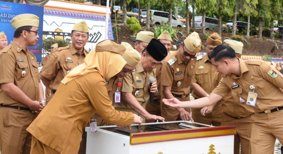 Bupati Tanggamus H. Moh. Saleh Asnawi melakukan penekanan tombol tanda operasionalnya absensi digital di Lapangan Pemkab Tanggamus, Senin 8 Desember 2025 | Herdi/Media Prioritastv.com.