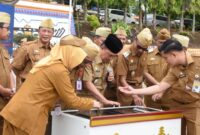 Bupati Tanggamus H. Moh. Saleh Asnawi melakukan penekanan tombol tanda operasionalnya absensi digital di Lapangan Pemkab Tanggamus, Senin 8 Desember 2025 | Herdi/Media Prioritastv.com.