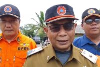 Kalak BPBD Tanggamus Irvan Wahyudi saat memberikan keterangan usai meninjau tanggul jebol di Lingkungan Kapuran, Pasar Madang, Kota Agung, Senin 8 Desember 2025 | Herdi/Media Prioritastv.com.