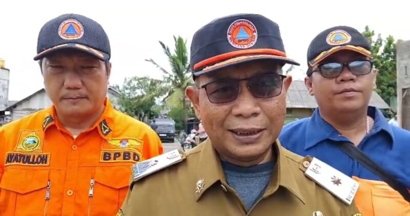 Kalak BPBD Tanggamus Irvan Wahyudi saat memberikan keterangan usai meninjau tanggul jebol di Lingkungan Kapuran, Pasar Madang, Kota Agung, Senin 8 Desember 2025 | Herdi/Media Prioritastv.com.