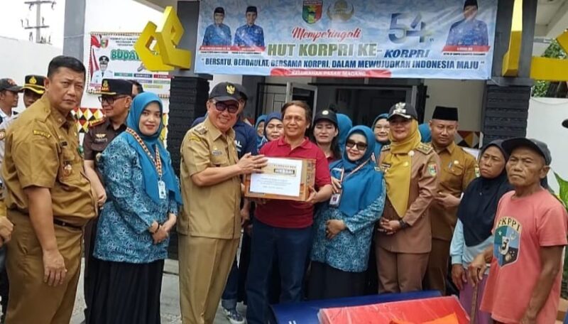 Lurah Pasar Madang, Kota Agung, Mega Sari saat mendampingi Bupati Tanggamus H. Moh. Saleh Asnawi dalam penyerahan bantuan kepada warga di kantor kelurahan setempat, Senin 8 Desember 2025 | Herdi/Media Prioritastv.com.