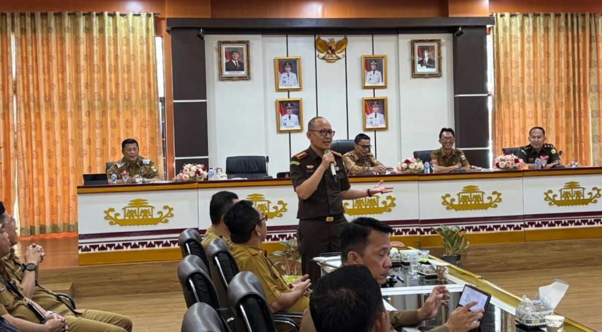 Kajari Tanggamus Subhari Kurniawan saat memberikan pemaparan seminar Hakordia 2025 di aula Sekretariat Daerah Tanggamus, Selasa 9 Desember 2025 | Herdi/Media Prioritastv.com.