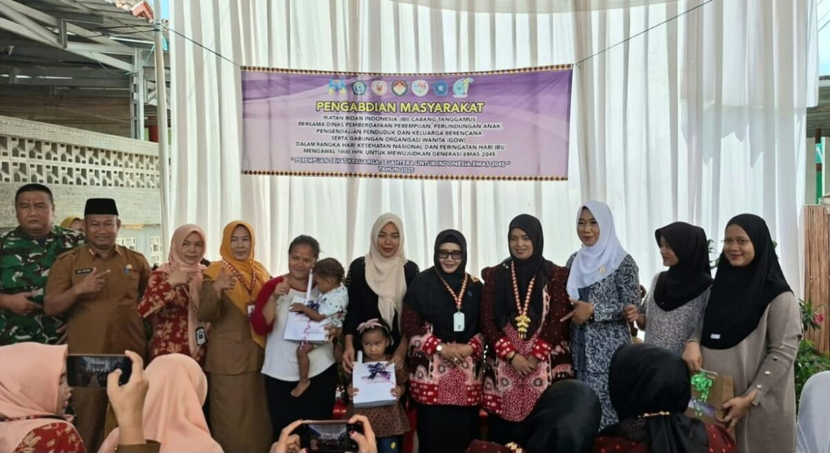 Foto bersama IBI Tanggamus dan Ketua GOW Hj. Siti Mahmudah dalam rangkaian bhakti kesehatan di wilayah Kelurahan Kuripan, Kota Agung, Tanggamus, Selasa 9 Desember 2025 | Herdi/Media Prioritastv.com.