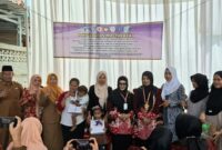 Foto bersama IBI Tanggamus dan Ketua GOW Hj. Siti Mahmudah dalam rangkaian bhakti kesehatan di wilayah Kelurahan Kuripan, Kota Agung, Tanggamus, Selasa 9 Desember 2025 | Herdi/Media Prioritastv.com.