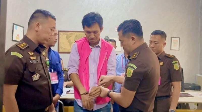 Tersangka Ray saat diborgol tim Kejaksaan Negeri Lampung Tengah.