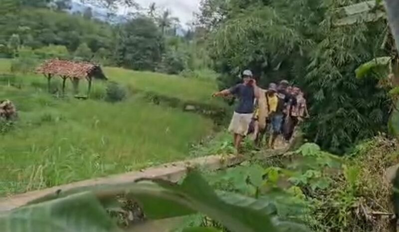 Polisi dan warga saat mengevakuasi korban dari pesawahan, Selasa 9 Desember 2025 | Dok. Humas Polres Tanggamus.