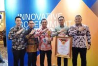 Bupati Pringsewu  Riyanto Pamungkas bersama jajaran Pemkab menunjukkan piagam penghargaan IGA Award 2025 usai dinobatkan sebagai Kabupaten Sangat Inovatif : Dok.  Bappeda Kab. Pringsewu.