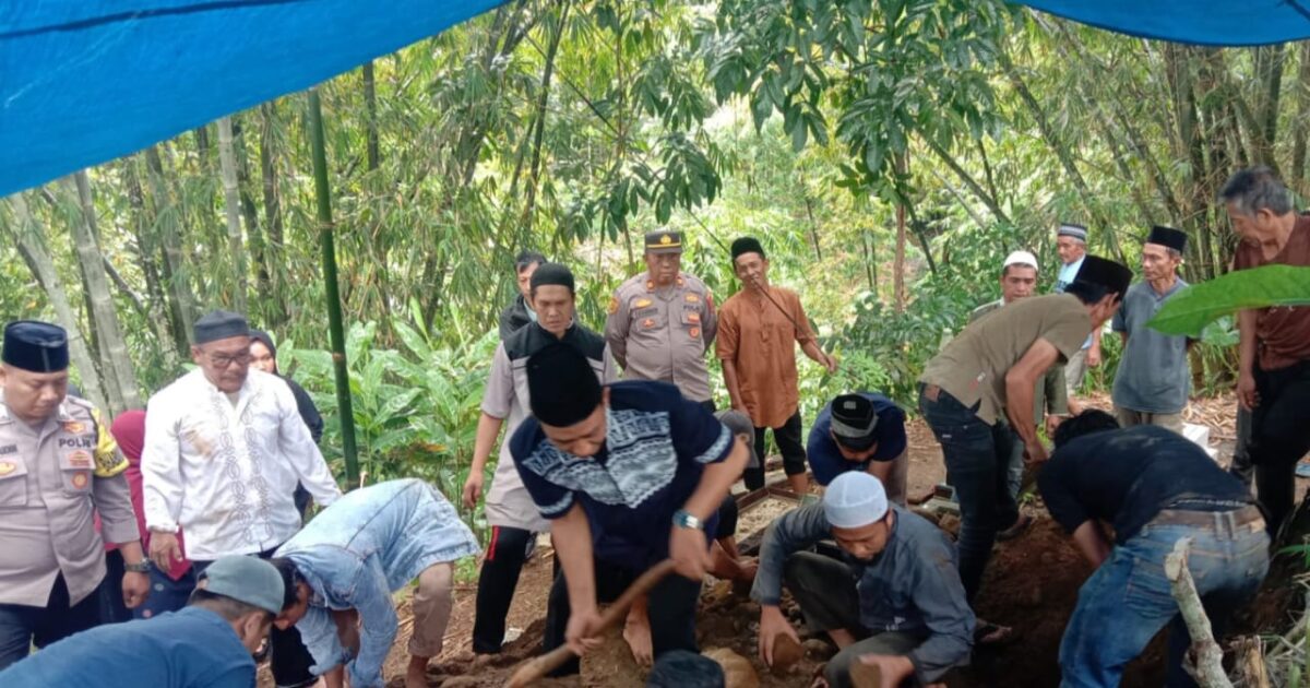 Kapolsek Sumberejo Polres Tanggamus Iptu Zulkarnain saat melakukan pengawalan pemakaman korban di TPU Margoyoso, Rabu 10 Desember 2025.