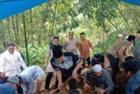 Kapolsek Sumberejo Polres Tanggamus Iptu Zulkarnain saat melakukan pengawalan pemakaman korban di TPU Margoyoso, Rabu 10 Desember 2025.