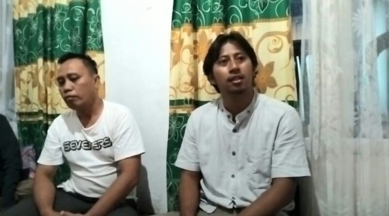 Ilham (kanan) suami Novia Nurwana, korba kebakaran di gedung Terra Drone Jakarta saat memberikan keterangan kepada Media Prioritastv.com | Herdi/Media Prioritastv.com.
