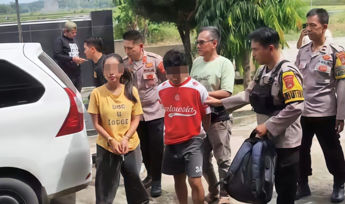 Kedua tersangka saat digelandang ke Polsek Sukoharjo usai ditangkap di Bandar Lampung, Kamis 11 Desember 2025 | Dok. Humas Polres Pringsewu.