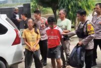 Kedua tersangka saat digelandang ke Polsek Sukoharjo usai ditangkap di Bandar Lampung, Kamis 11 Desember 2025 | Dok. Humas Polres Pringsewu.