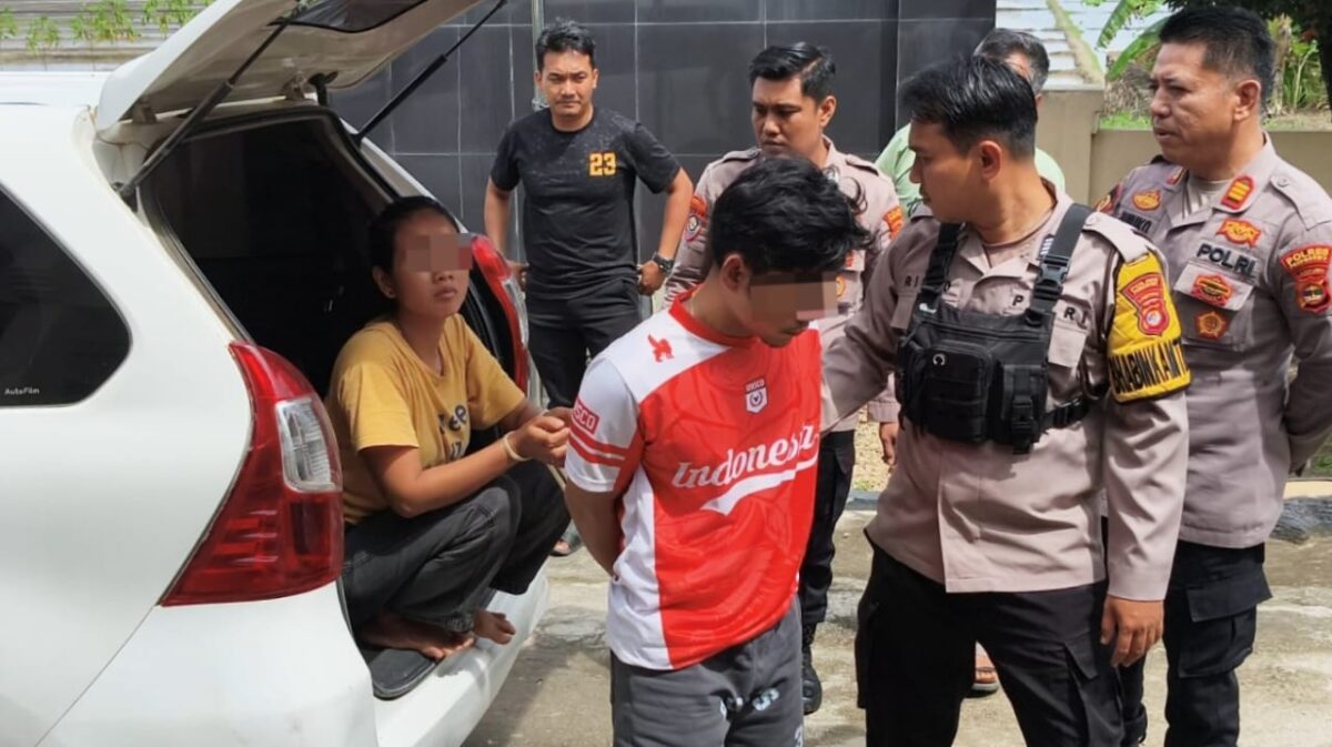 Kedua tersangka saat digelandang ke Polsek Sukoharjo, Kamis 11 Desember 2025.