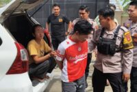 Kedua tersangka saat digelandang ke Polsek Sukoharjo, Kamis 11 Desember 2025.