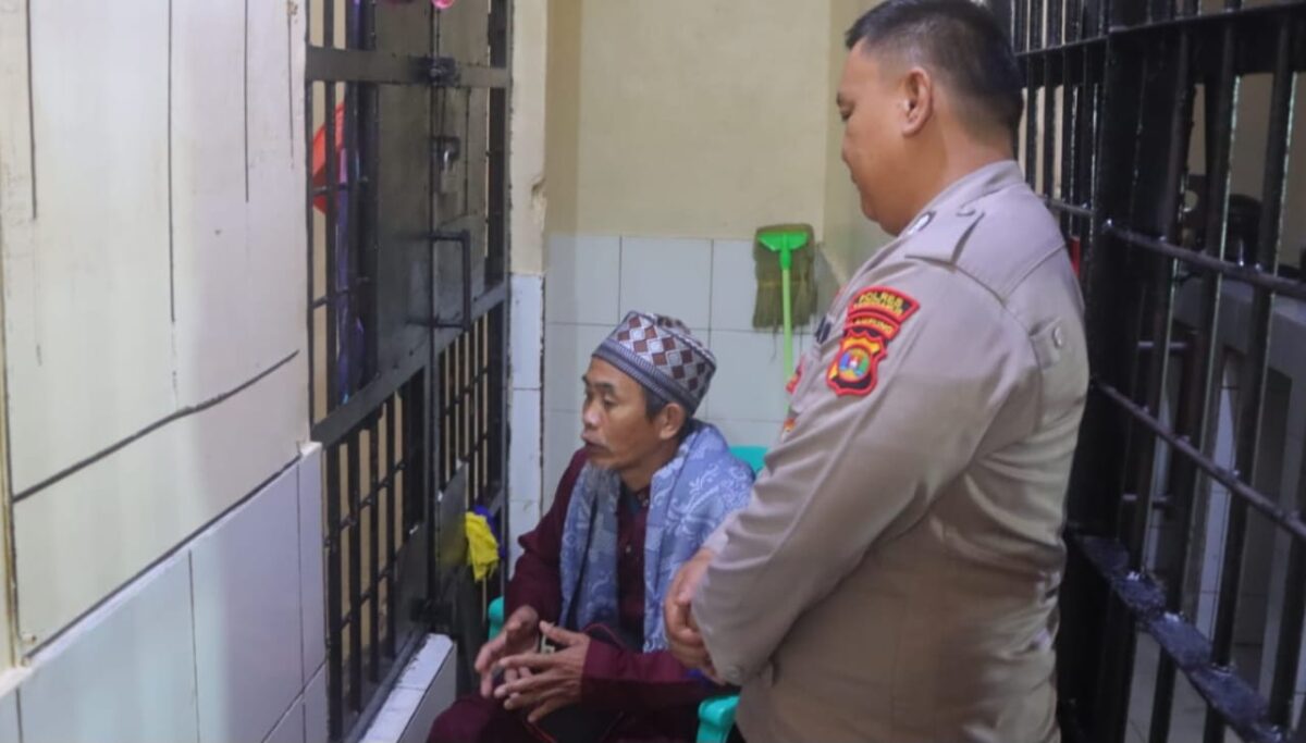 Salah satu rombongan ustad Sukiar saat memberikan siraman rohani kepada tahanan Polres Tanggamus, Jumat 12 Desember 2025 | Dok. Humas Polres Tanggamus.